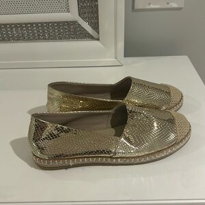 Shoes size 6 never worn color gold
